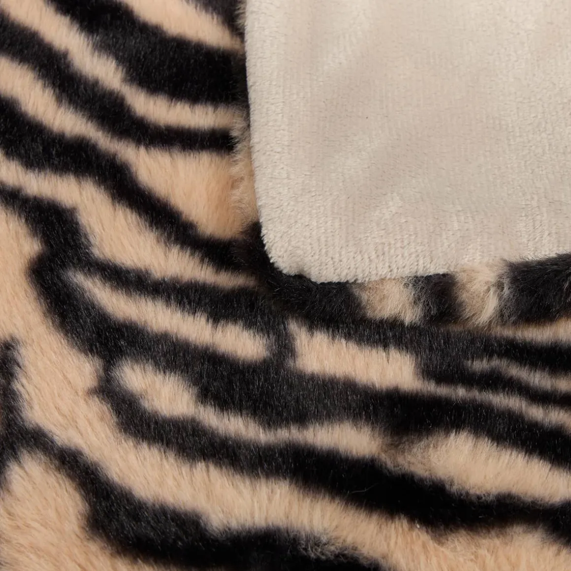 Plaid fausse fourrure imprimé "Orana"