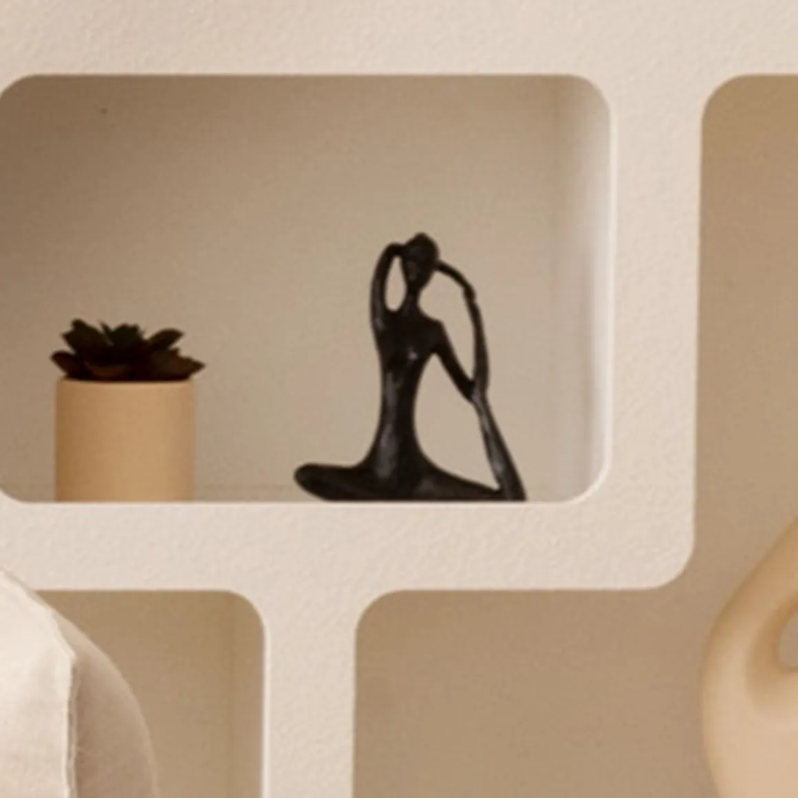 Statuette femme, résine