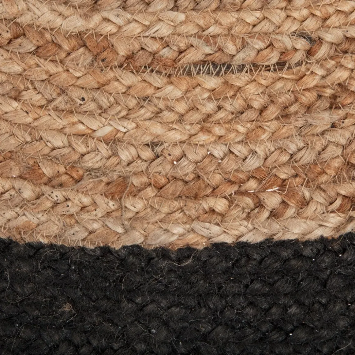 Tapis en jute bord noir